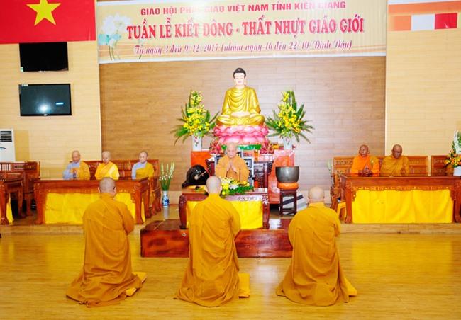Kiên Giang: Hòa thượng Chủ tịch HĐTS giáo giới tại khóa kiết đông