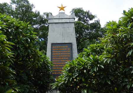 Dâng hương tưởng niệm tại Di tích lịch sử quốc gia Địa điểm Cây đa và đền La Tiến