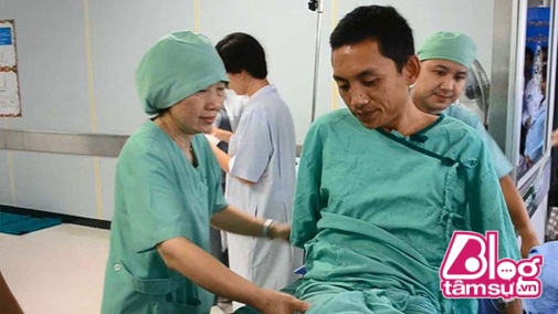 Vu Lan báo hiếu, con trai hiến thận cho mẹ nghèo gây xúc động cư dân mạng