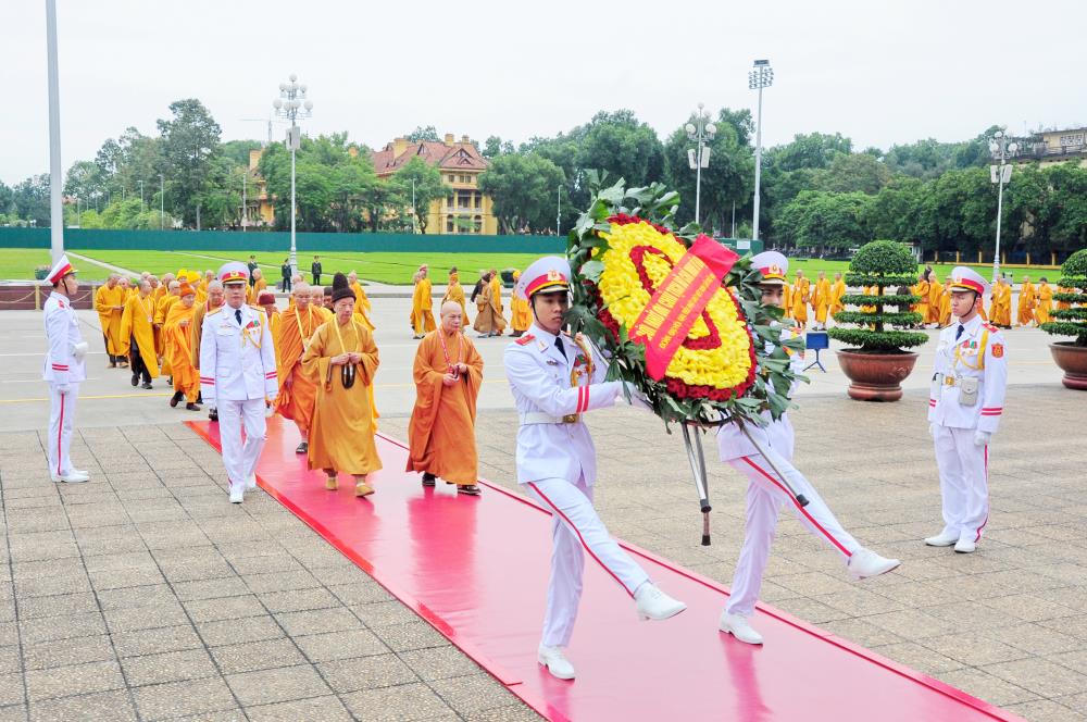 Đoàn Đại biểu Đại hội Phật giáo toàn quốc lần thứ VIII viếng lăng Chủ tịch Hồ Chí Minh