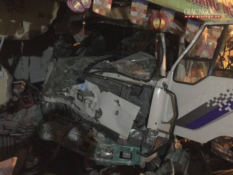 TP.HCM: Xe tải tông sập nhà nghe pháp chùa Thiên Linh