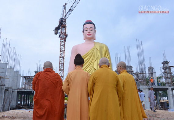 Di dời tôn tượng "Phật Cô Đơn" để tiếp tục thi công