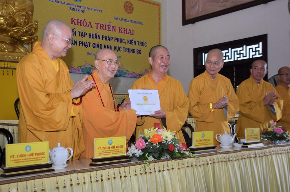 TT. Huế: Ban Văn hoá TƯ triển khai trao đổi tập huấn Pháp phục, kiến trúc, Di sản Phật giáo các tỉnh thành khu vực Trung bộ