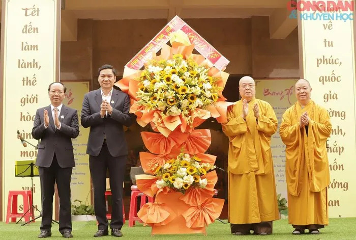 Hàng ngàn người lên chùa Đại Tuệ dự lễ khai bút đầu xuân