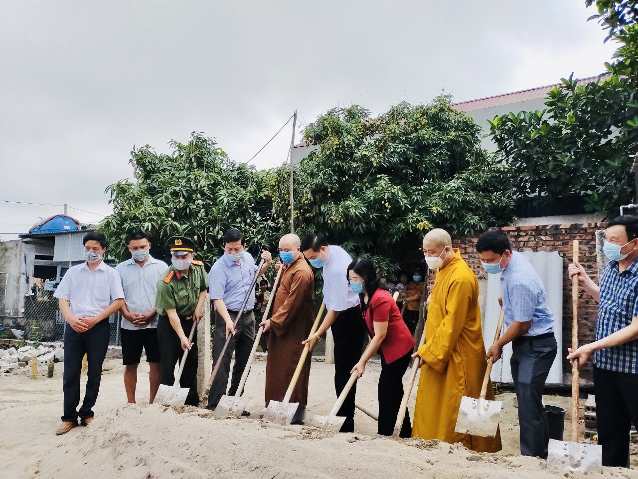 Khởi công xây dựng nhà cho gia đình có hoàn cảnh khó khăn