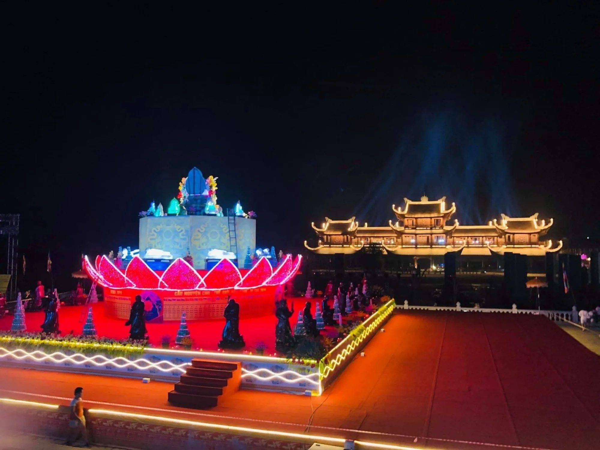 Đàn lễ Cầu Nguyện Hoà Bình tại Đại Lễ Vesak 2019 - Nơi thực hiện các nghi lễ tâm linh, Tắm Phật, Hoa đăng...