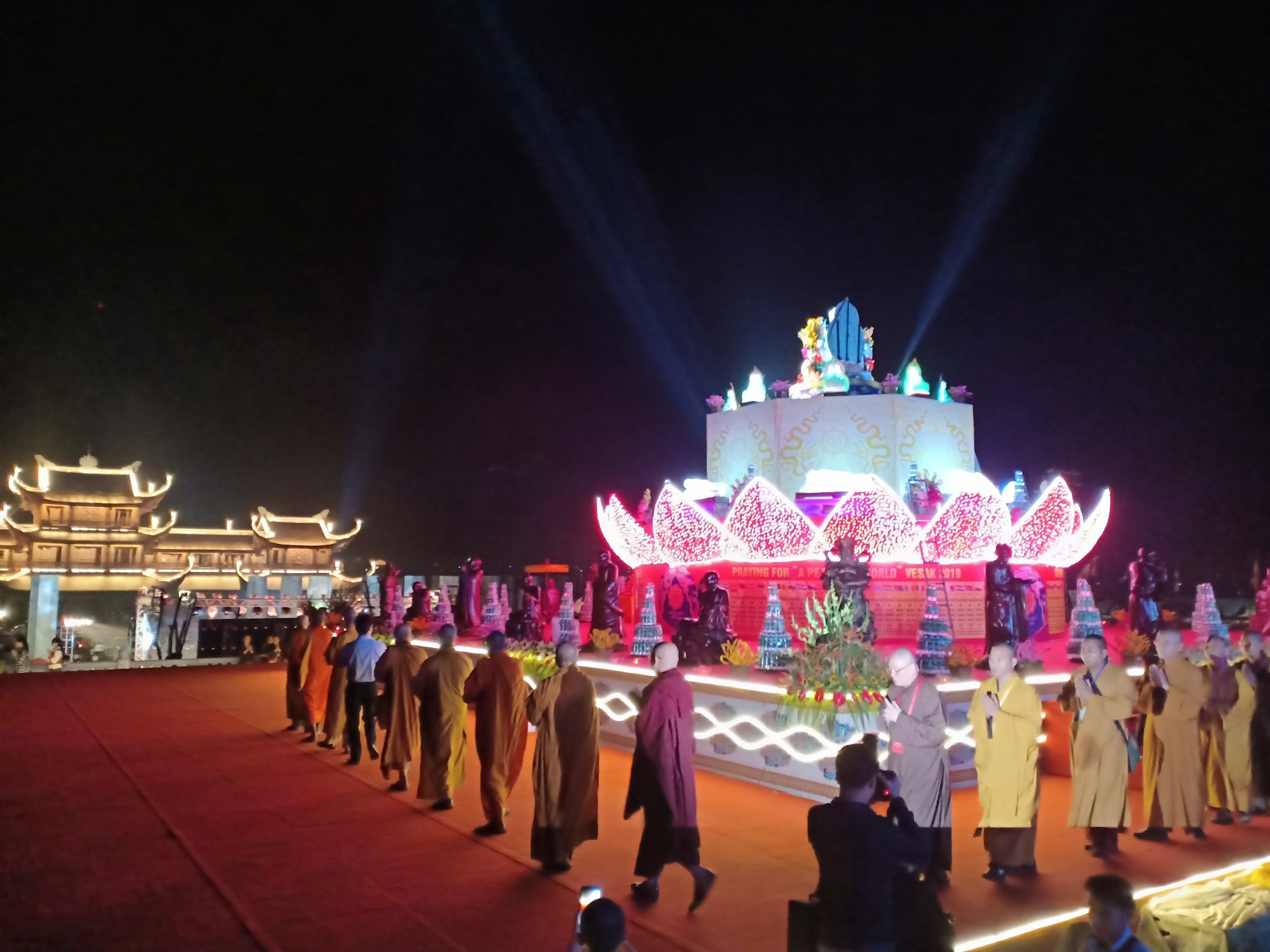 Đàn lễ Cầu Nguyện Hoà Bình tại Đại Lễ Vesak 2019 - Nơi thực hiện các nghi lễ tâm linh, Tắm Phật, Hoa đăng...