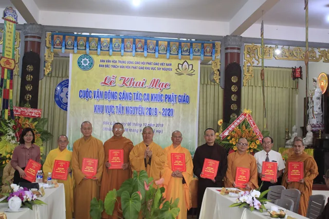 TT. Thích Thọ Lạc, Trưởng Ban Văn Hoá TƯ GHPGVN trao quyết định cho các thành viên