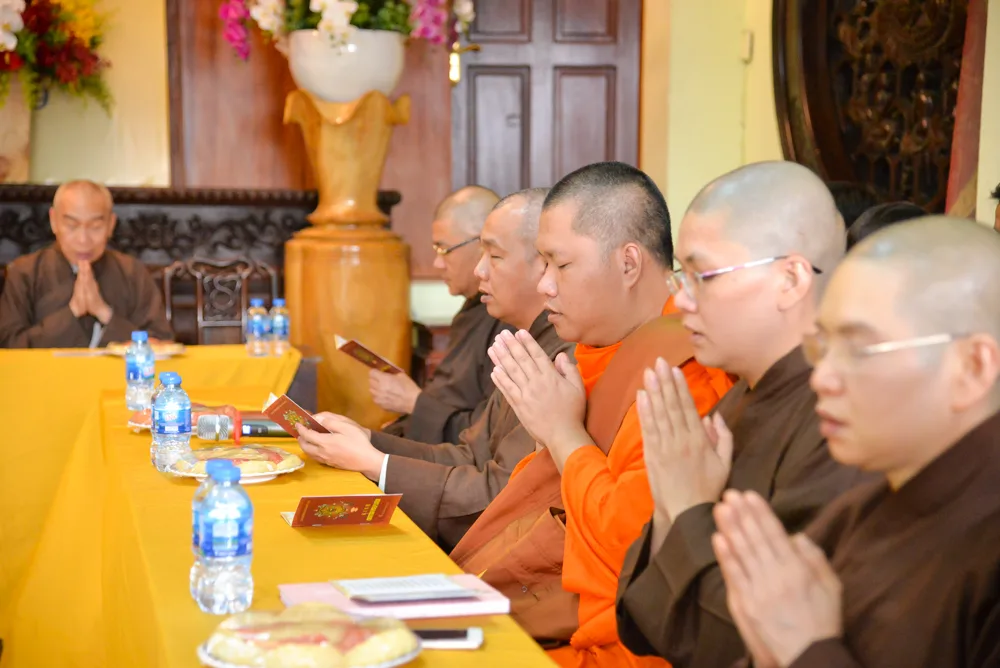 Chư Tôn đức Tăng Ni cùng tụng kinh “Chuyển Pháp Luân”