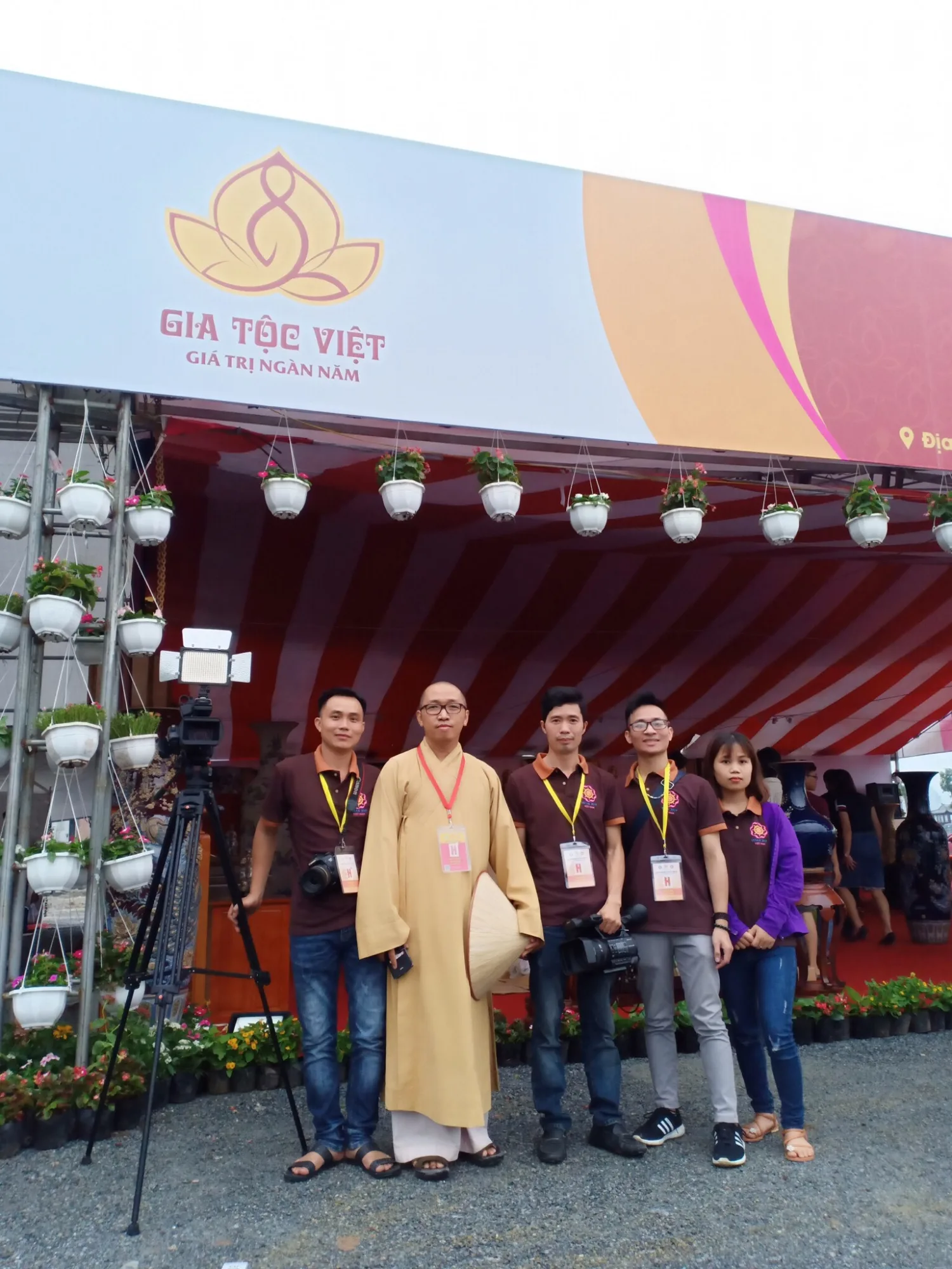 TT Trưởng Ban VHTW GHPGVN; THĂM KHU TRIỂN LÃM HỘI CHỢ VHPG TRƯỚC NGÀY KHAI MẠC