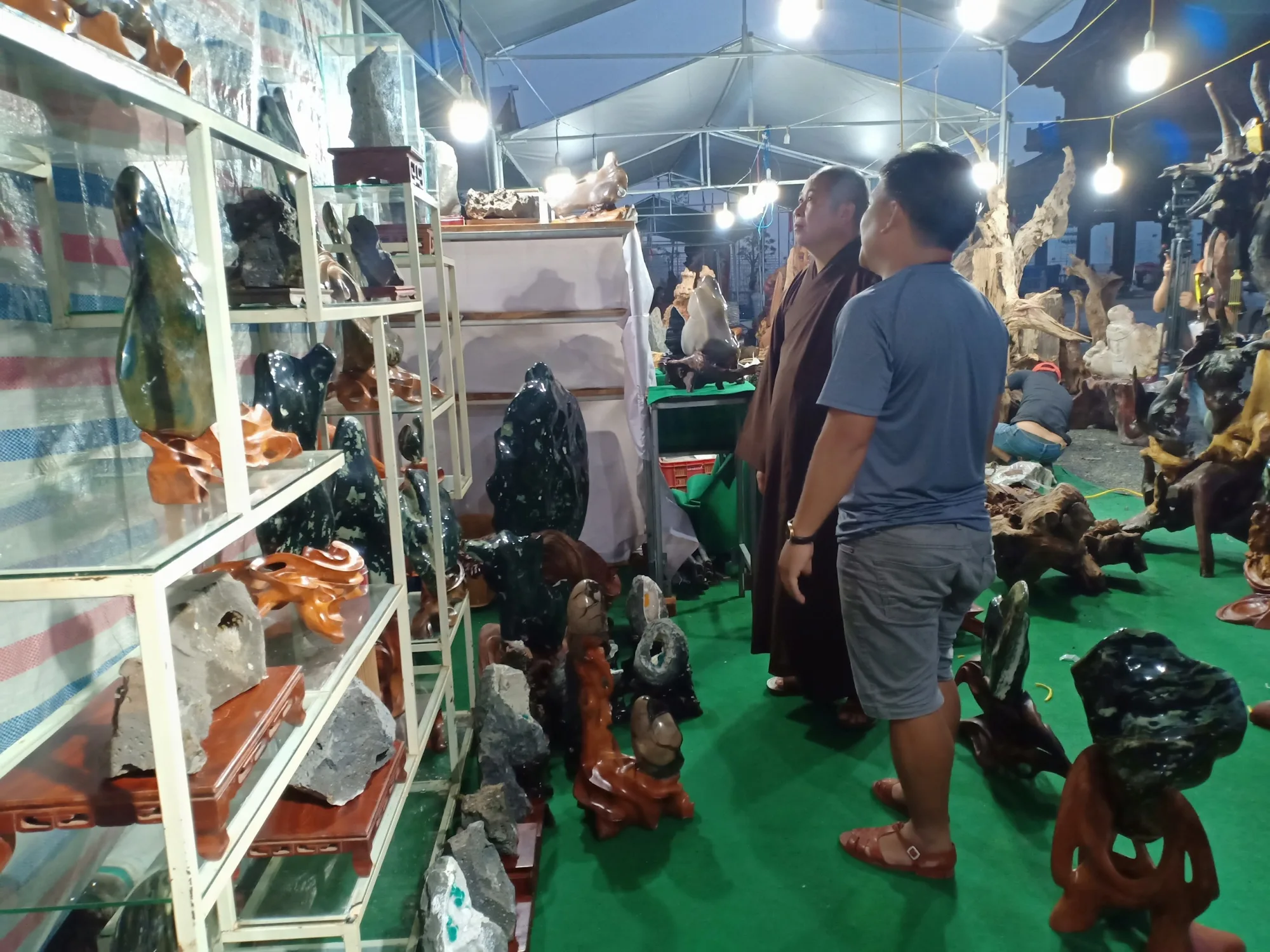 TT Trưởng Ban VHTW GHPGVN; THĂM KHU TRIỂN LÃM HỘI CHỢ VHPG TRƯỚC NGÀY KHAI MẠC