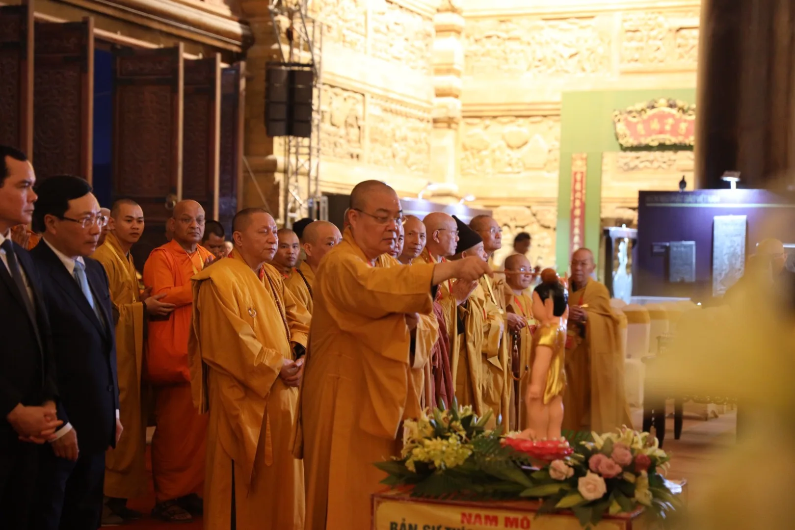 LỄ HỘI HOA ĐĂNG CẦU NGUYỆN HOÀ BÌNH THẾ GIỚI