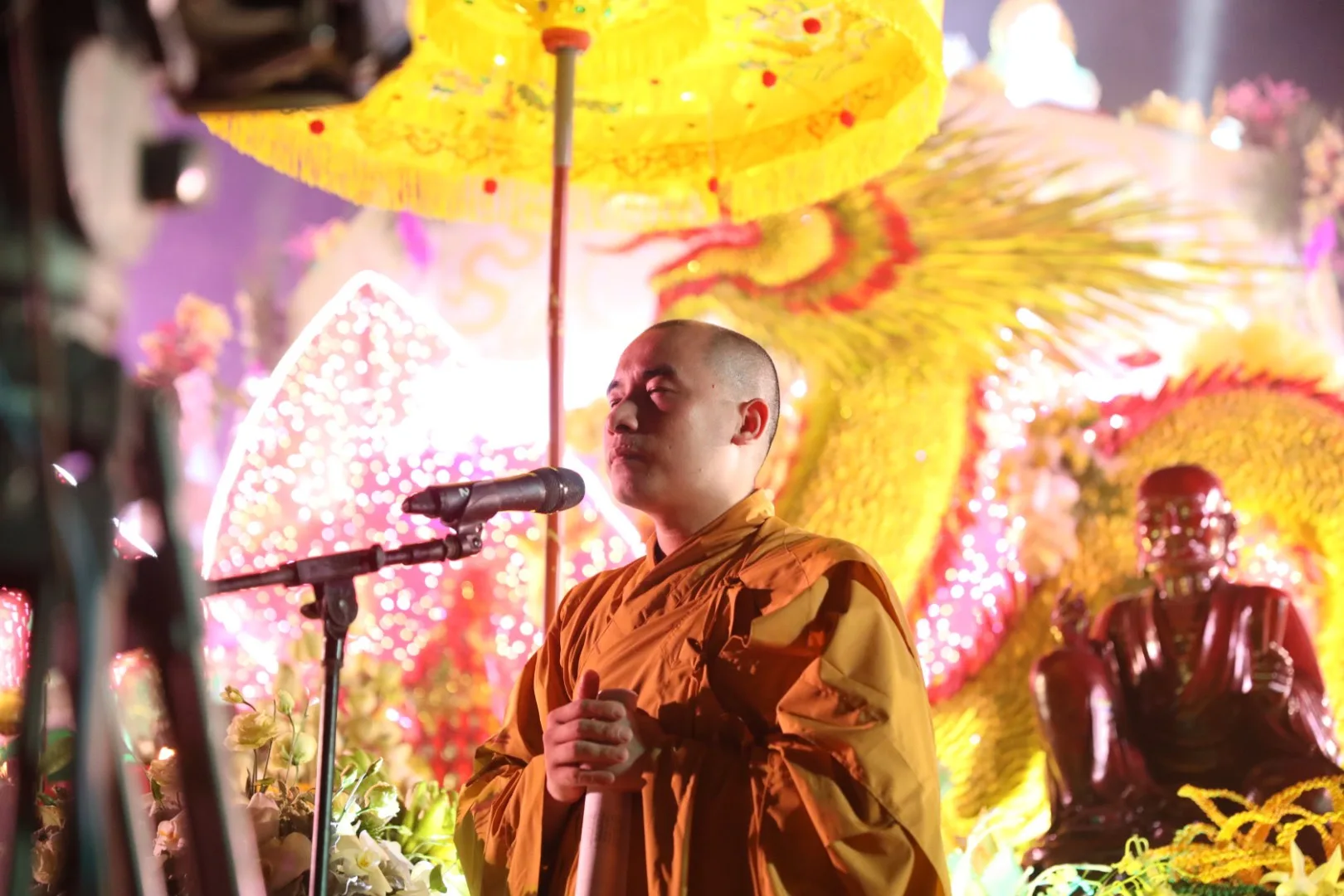 ĐĐ. Thích Tuệ Minh, Trưởng ban Hướng dân Phật tử tỉnh Nghệ An, điều phối chương trình buổi lễ.