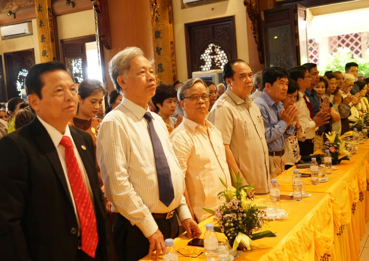 Các vị đại biểu, khách quý