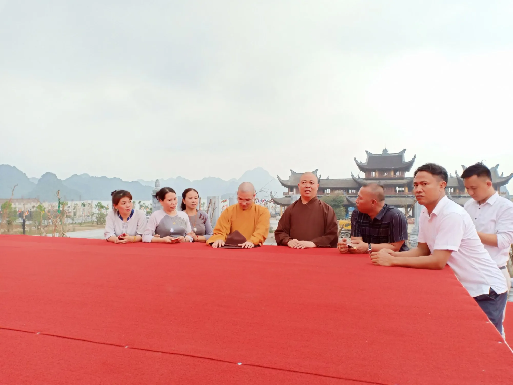 Thượng toạ TT Thích Thọ Lạc Trưởng BVHTW GHPGVN sách tiến công việc tại đàn lễ cầu nguyện hoà bình