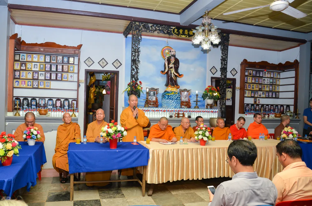 Thượng tọa trưởng đoàn phát biểu tại chùa Pháp Hoa