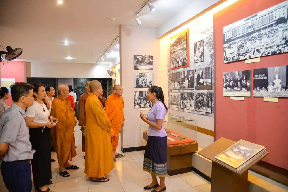 Thăm nhà truyền thống nơi lưu giữ hình ảnh và kỷ vật của Bác Hồ khi lưu trú tại Lào