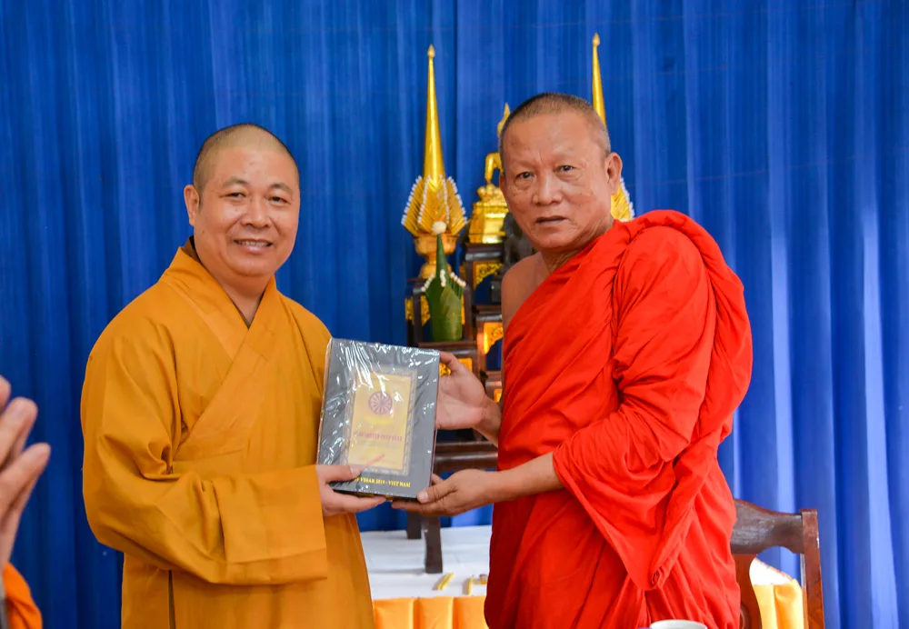 TT.Thích Thọ Lạc tặng quà đến Hòa thượng Chủ tịch Liên minh Phật giáo tỉnh Khăm Muôn