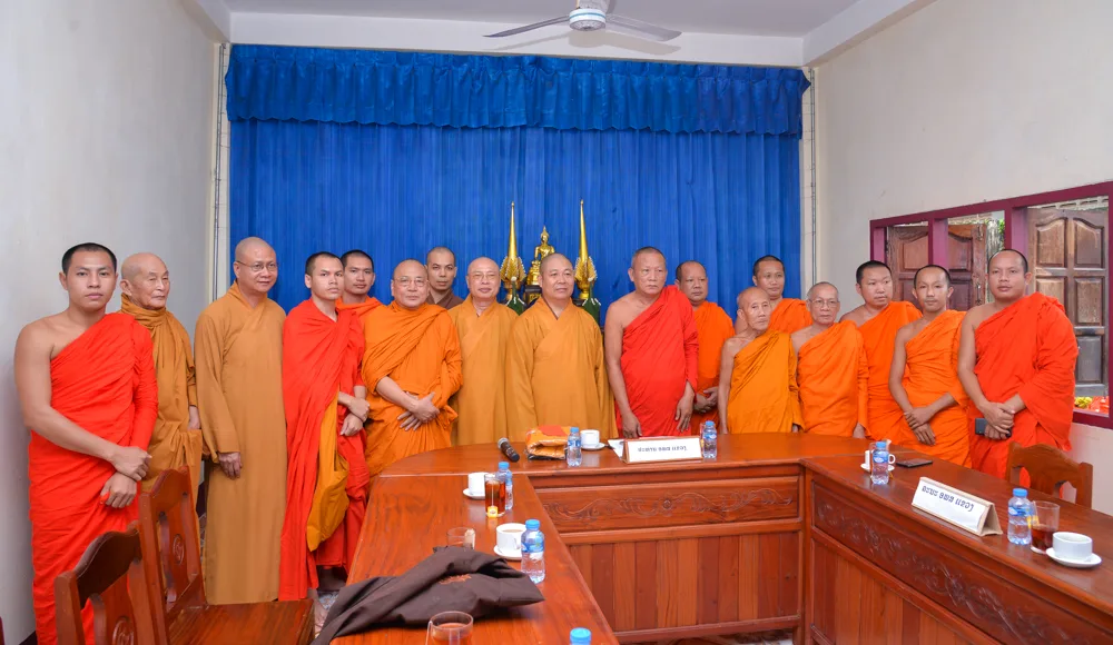 Dịp này, Trung ương GHPGVN và Liên minh Phật giáo tỉnh Khăm Muộn đã trao tặng những quà lưu niệm đầy ý nghĩa cho nhau, và cùng nhau chụp ảnh lưu niệm.