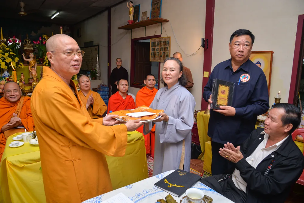 HT.Thích Thanh Giác trao quà đến Ban hộ tự chùa Bồ Đề