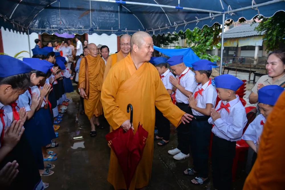 Chư Tôn đức trong đoàn thăm hỏi sức khỏe và đời sống của bà con Việt Kiều TP. Thà Kẹt