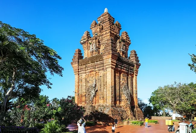 Hộp Xá Lị trong lòng Tháp Nhạn (Nam Đà - Nghệ An)