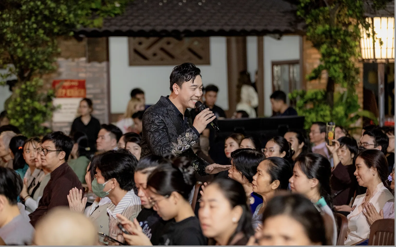 Nam ca sĩ Lê Việt Anh mang đến liên khúc "A Di Đà Phật" và "Để Gió Cuốn Đi" cùng sự hỗ trợ từ vũ đoàn Emmy.