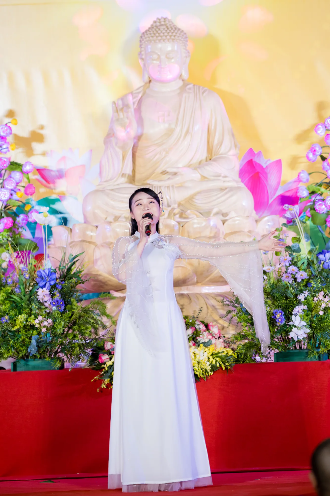 Hồ Quỳnh Hương, NSND Phạm Phương Thảo, NSUT Hồng Liên toả sáng tại lễ công bố vòng bán kết cuộc vận động sáng tác âm nhạc Phật giáo với chương trình nghệ thuật đặc sắc “Sáng Đạo Trong Đời” tại Ninh Bình