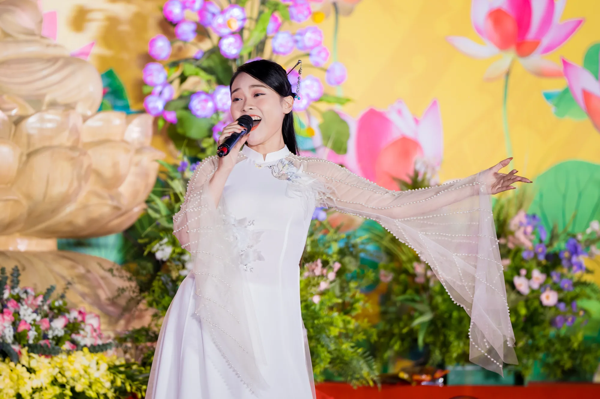 Hồ Quỳnh Hương, NSND Phạm Phương Thảo, NSUT Hồng Liên toả sáng tại lễ công bố vòng bán kết cuộc vận động sáng tác âm nhạc Phật giáo với chương trình nghệ thuật đặc sắc “Sáng Đạo Trong Đời” tại Ninh Bình