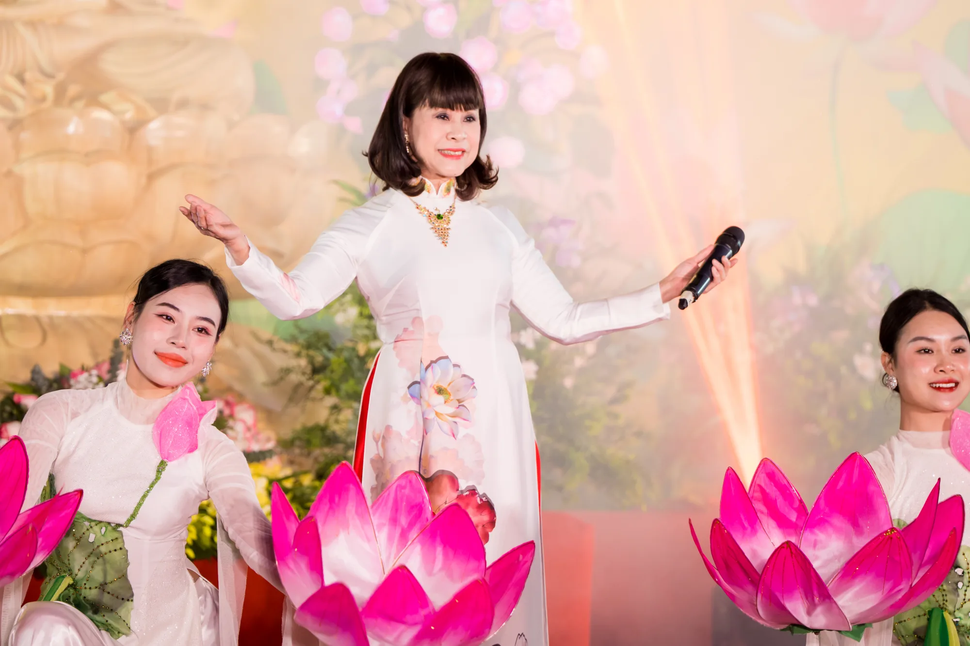 Hồ Quỳnh Hương, NSND Phạm Phương Thảo, NSUT Hồng Liên toả sáng tại lễ công bố vòng bán kết cuộc vận động sáng tác âm nhạc Phật giáo với chương trình nghệ thuật đặc sắc “Sáng Đạo Trong Đời” tại Ninh Bình