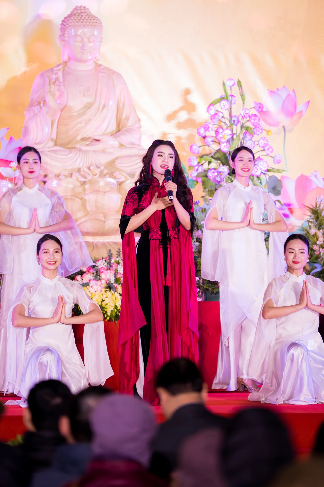 Hồ Quỳnh Hương, NSND Phạm Phương Thảo, NSUT Hồng Liên toả sáng tại lễ công bố vòng bán kết cuộc vận động sáng tác âm nhạc Phật giáo với chương trình nghệ thuật đặc sắc “Sáng Đạo Trong Đời” tại Ninh Bình