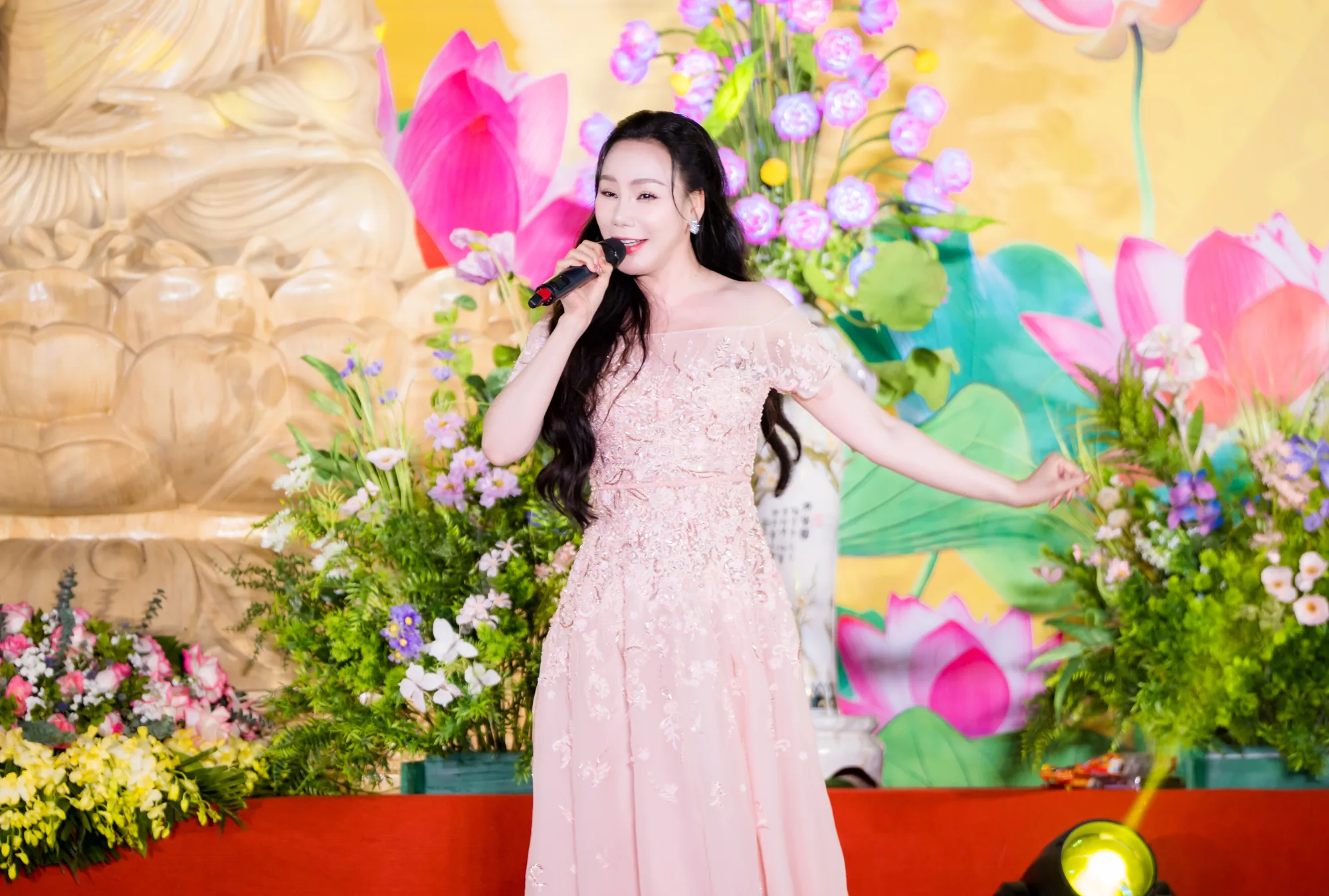 Hồ Quỳnh Hương, NSND Phạm Phương Thảo, NSUT Hồng Liên toả sáng tại lễ công bố vòng bán kết cuộc vận động sáng tác âm nhạc Phật giáo với chương trình nghệ thuật đặc sắc “Sáng Đạo Trong Đời” tại Ninh Bình