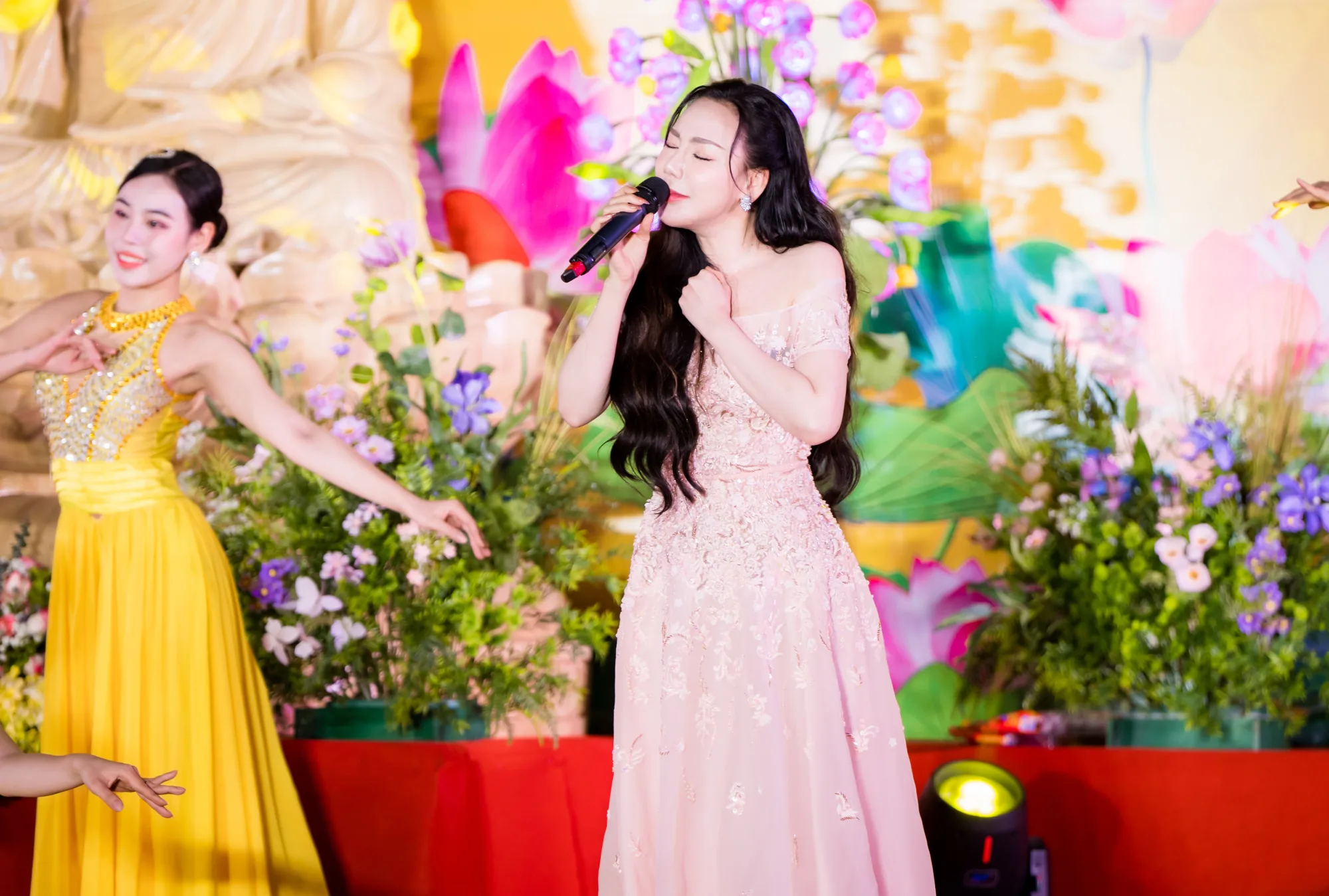 Hồ Quỳnh Hương, NSND Phạm Phương Thảo, NSUT Hồng Liên toả sáng tại lễ công bố vòng bán kết cuộc vận động sáng tác âm nhạc Phật giáo với chương trình nghệ thuật đặc sắc “Sáng Đạo Trong Đời” tại Ninh Bình