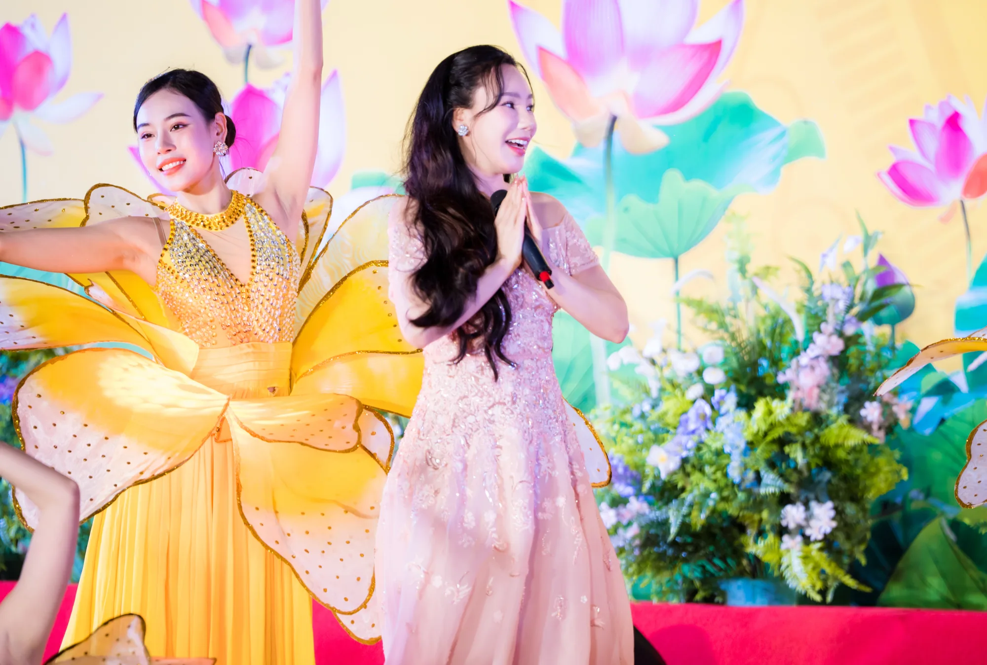 Hồ Quỳnh Hương, NSND Phạm Phương Thảo, NSUT Hồng Liên toả sáng tại lễ công bố vòng bán kết cuộc vận động sáng tác âm nhạc Phật giáo với chương trình nghệ thuật đặc sắc “Sáng Đạo Trong Đời” tại Ninh Bình