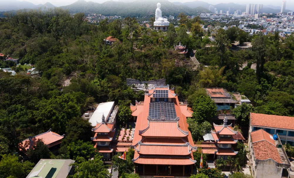 Chùa Long Sơn - ngôi cổ tự Phật trắng giữa thành phố biển Nha Trang