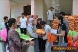 Quảng Nam: Tặng quà từ thiện đến bà con nghèo thị xã Điện Bàn