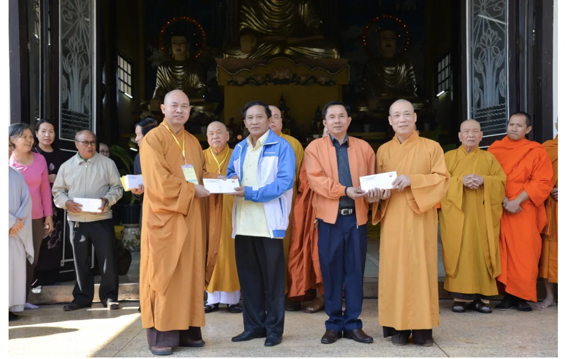 Lào: Trung ương GHPGVN phát 500 phần quà tri ân tại Viêng Chăn
