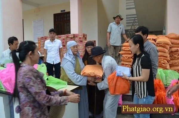 Quảng Nam: Tặng quà từ thiện đến bà con nghèo thị xã Điện Bàn