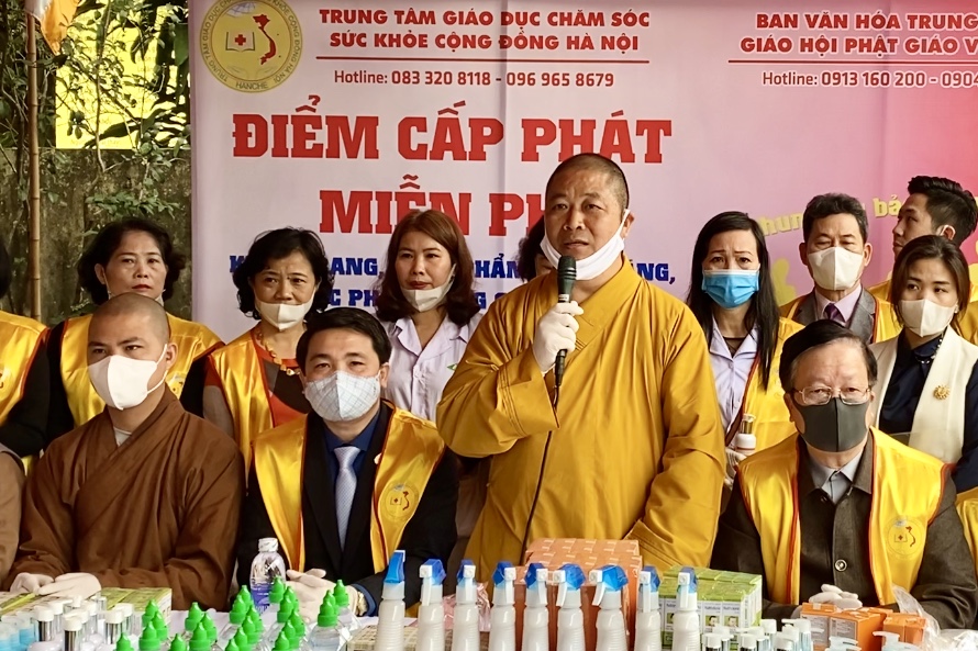 Hà Nội: Ban Văn hoá TƯ GHPGVN phát dược phẩm, vật phẩm và tặng khẩu trang miễn phí