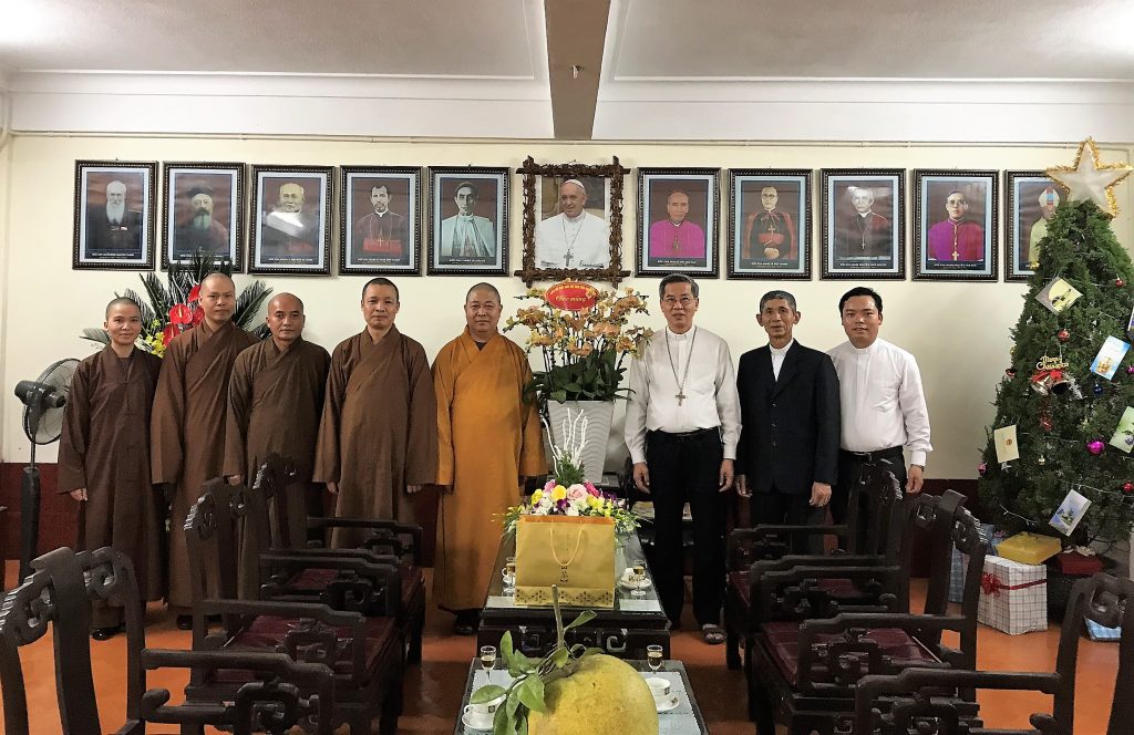 Ninh Bình: Thượng toạ Thích Thọ Lạc thăm và chúc mừng Giáng sinh tại toà Giám mục Phát Diệm