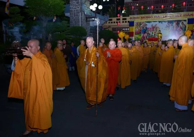 Bắt đầu khởi kiệu đúng 5 giờ ngày mùng 8-4 ÂL