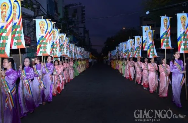 ...trang nghiêm trên đường phố