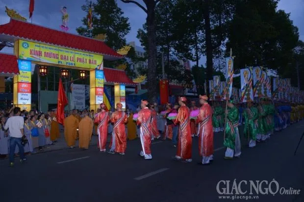 Đại lễ Phật đản PL.2561 TP.HCM: Thiêng liêng lễ rước Phật đản sinh từ Ấn Quang đến Việt Nam Quốc Tự