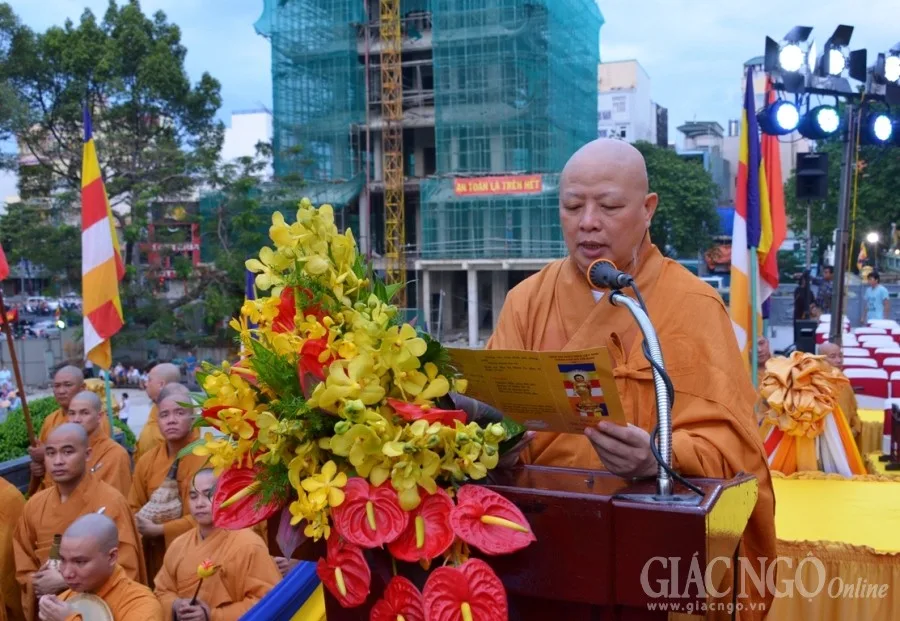 TT.Thích Lệ Trang thực hiện nghi thức an vị Phật