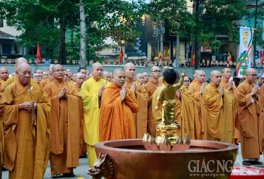 Chư tôn đức thực hiện khóa tụng niệm