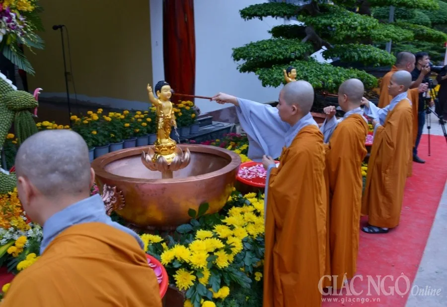Chư Ni tắm Phật
