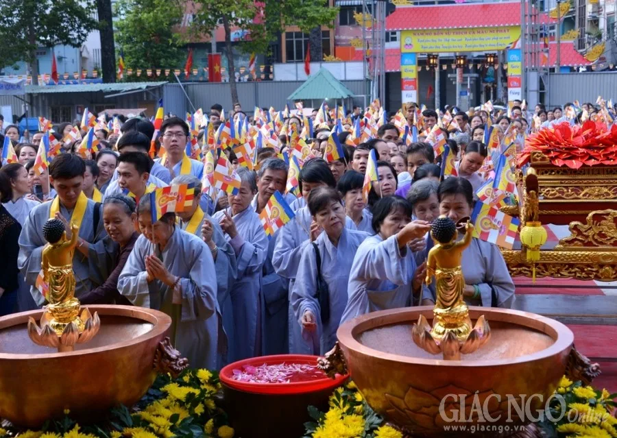 Phật tử thành kính tắm Phật