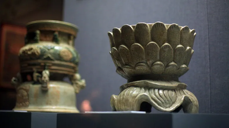 Lư hương hình cánh sen làm bằng gốm men rạn thời Lê Trung Hưng, niên hiệu Vĩnh Thịnh (1705 - 1719), sản phẩm của lò gốm Bát Tràng, Hà Nội.