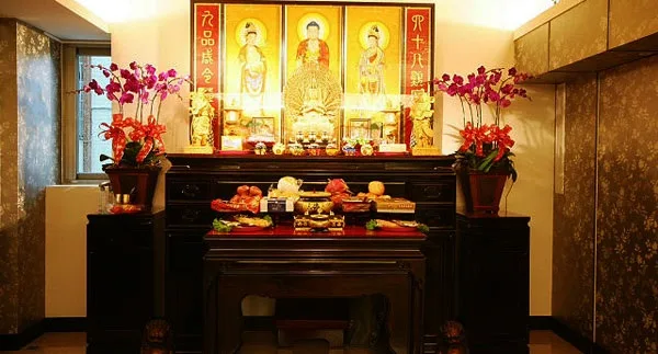 Trong nhà đang thờ các vị Thiên, Thần, Quỷ, Vật, giờ thờ Phật có sao không?
