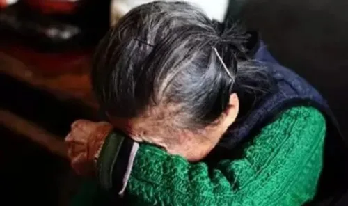 Bà nội nửa đêm bới thùng rác, không ngờ con trai và cháu nội đã làm việc này...